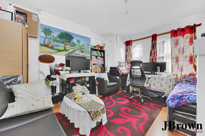 2 Bedroom Flat For Sale In Jubilee Mansions, Jubilee Street, London, E1