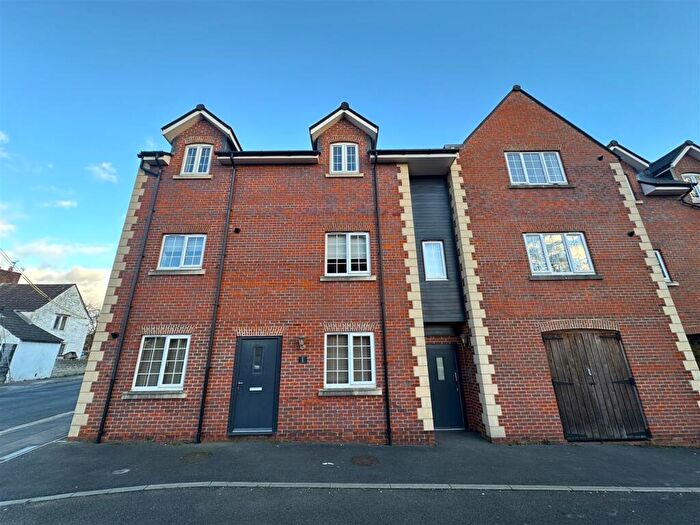 2 Bedroom Flat For Sale In West End Close, Chippenham, SN14