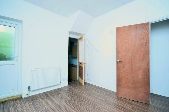 3 Bedroom House To Rent In Holbrook Road, Stratford, London, E15