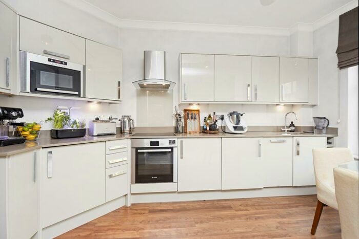 2 Bedroom Apartment To Rent In South Street, Epsom, KT18