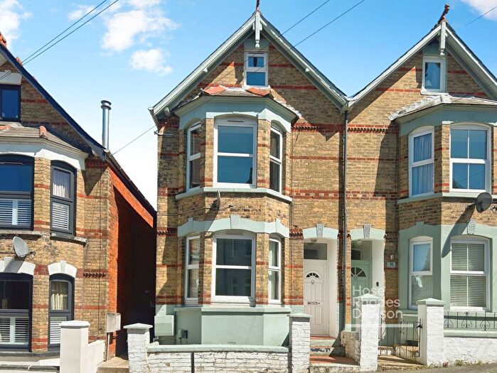 3 Bedroom Semi-Detached House For Sale In Gordon Road, Cowes, Isle Of Wight, PO31