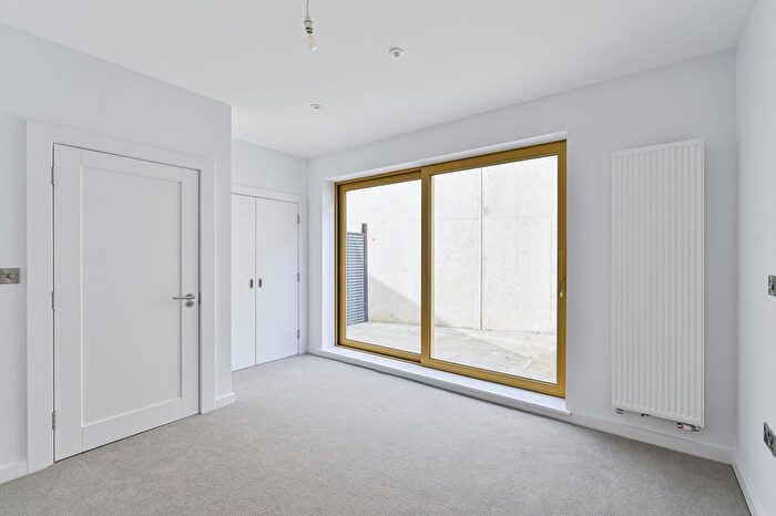 3 Bedroom Flat For Sale In Carpenters Mews, Wandsworth, London, SW17