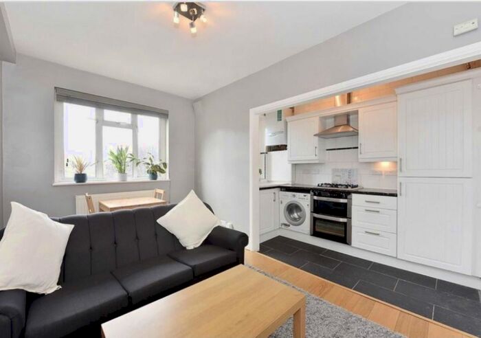 2 Bedroom Flat To Rent In Brewster Gardens, London, W10