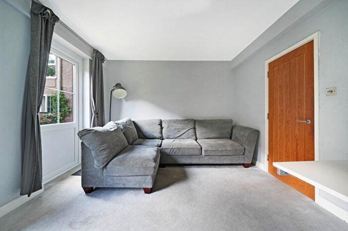 2 Bedroom Flat To Rent In Riverside Mansions, Milk Yard, E1W