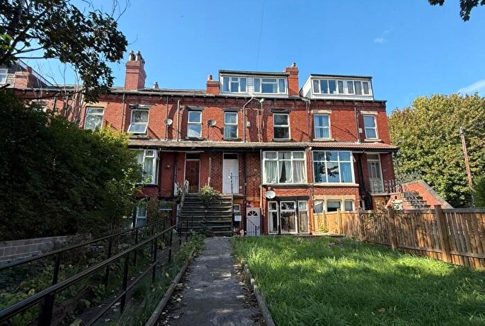 3 Bedroom Flat To Rent In Knowle Terrace, Burley, Leeds, LS4