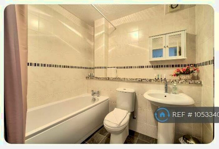 2 Bedroom Flat To Rent In Lochrin Place, Edinburgh, EH3