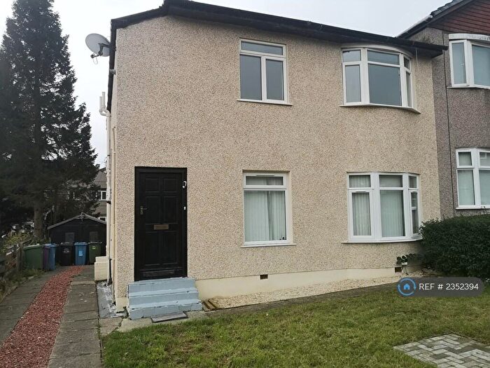 3 Bedroom Flat To Rent In Croftmont Avenue, Glasgow, G44