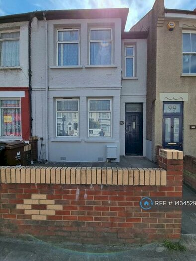 3 Bedroom Terraced House To Rent In Fanshawe Avenue, Barking, IG11