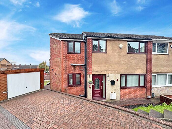 4 Bedroom Semi-Detached House For Sale In Lindsay Close, Moorside, Oldham, OL4
