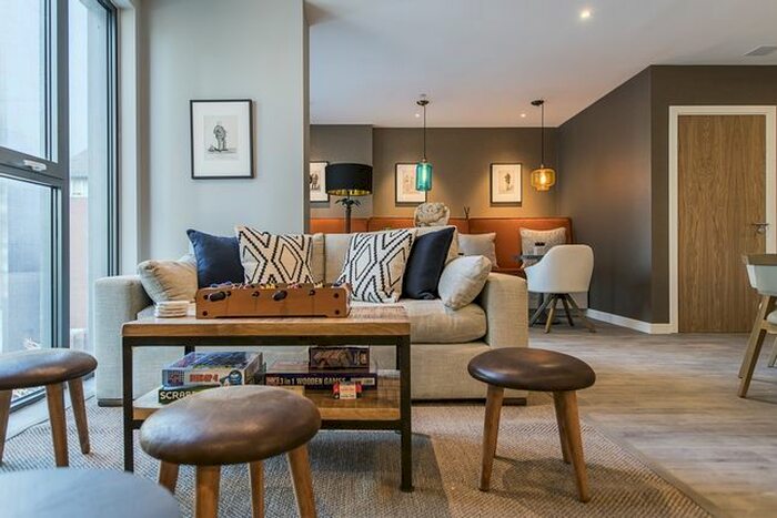 3 Bedroom Flat To Rent In Sutton Court Road, Sutton, SM1