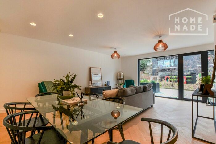 2 Bedroom Mews To Rent In Coppice Yard, Croydon, CR0