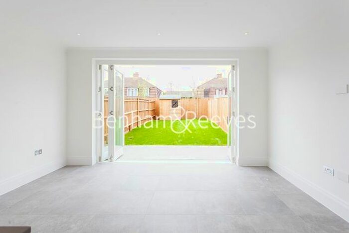 3 Bedroom Town House To Rent In Barrons Chase, Richmond, TW10