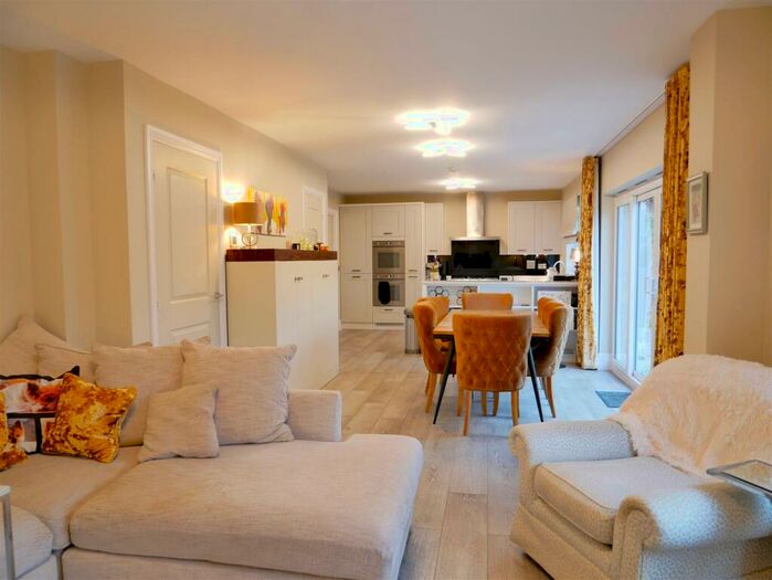 4 Bedroom Detached House For Sale In Morgans Road, Calne, SN11
