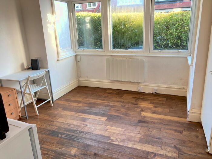 Studio To Rent In Very Near Highlands Avenue Area, Acton, W3