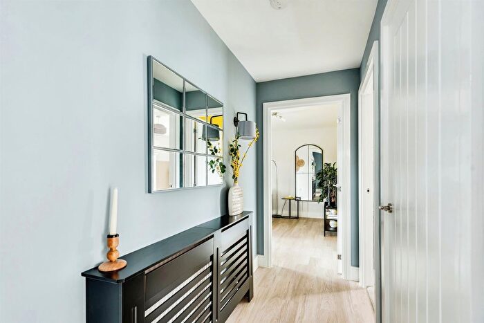 2 Bedroom Flat For Sale In Crabhill At Kingsgrove, Wantage, OX12