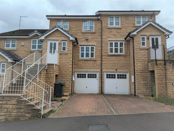 3 Bedroom Town House To Rent In Greenfield View, Batley, WF17