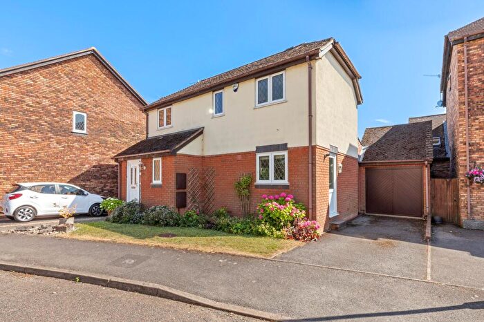 3 Bedroom Link Detached House For Sale In Groves Close, Bourne End, SL8