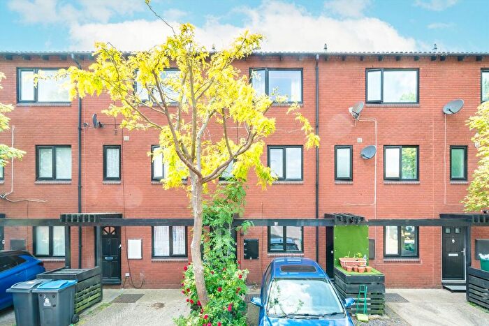 4 Bedroom Property To Rent In Tithe Barn Close, Kingston Upon Thames, KT2