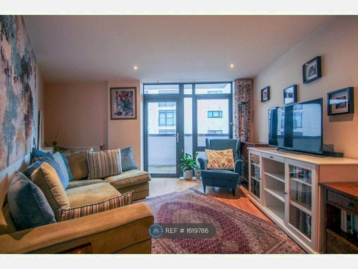 2 Bedroom Flat To Rent In Powell House, Enfield, EN1