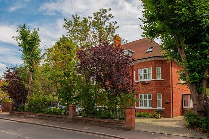 2 Bedroom Flat To Rent In Bridge Road, Hampton Court, KT8