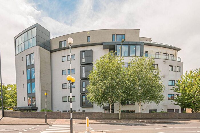 2 Bedroom Flat For Sale In Friern Barnet Road, Friern Barnet, London, N11