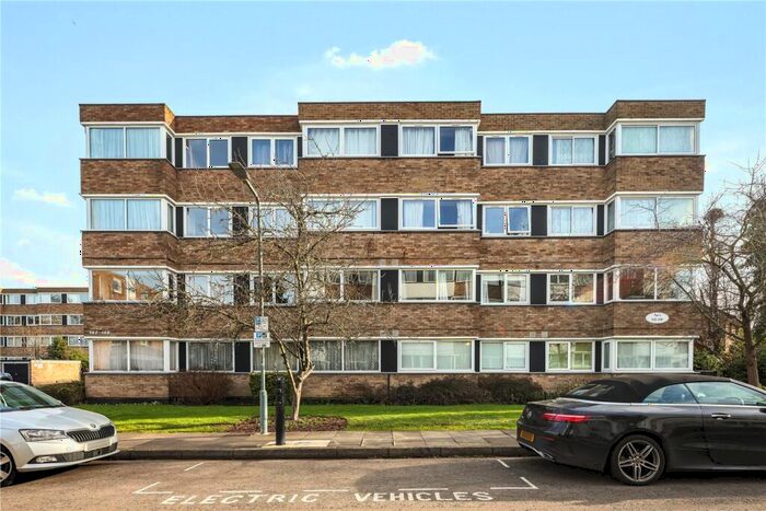 2 Bedroom Flat To Rent In Queenswood Gardens, Wanstead, London, E11