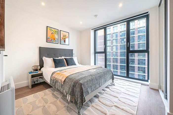 3 Bedroom Flat To Rent In Uncle Leeds, Whitehall Leeds ., LS12