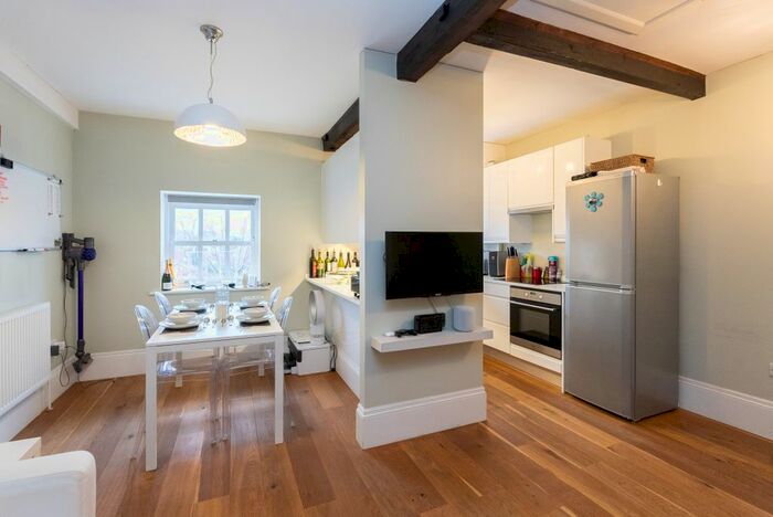 1 Bedroom Flat To Rent In Parsonage Square, Dorking, RH4