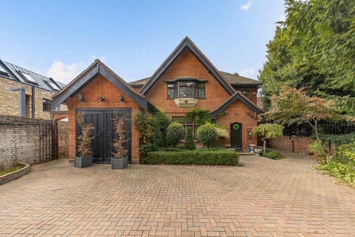 4 Bedroom Property To Rent In Princes Way, London, SW19