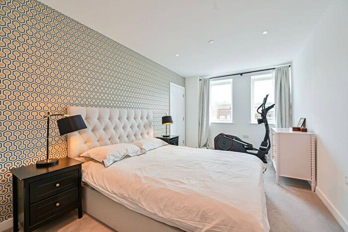 2 Bedroom Flat For Sale In Wyndham Road, Camberwell, London, SE5