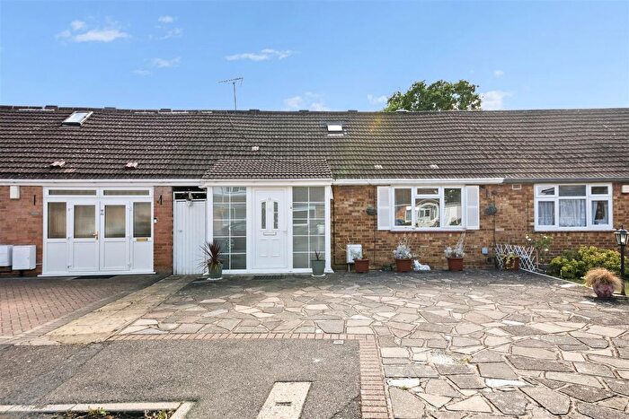 3 Bedroom Bungalow For Sale In Westbourne Close, Hayes, UB4