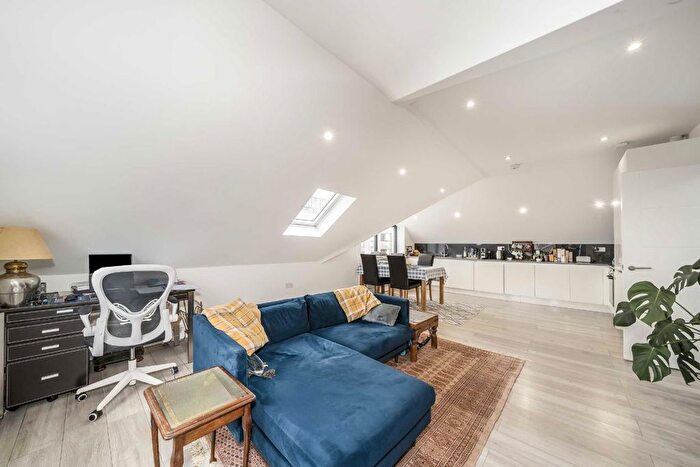 3 Bedroom Flat To Rent In Fitzjohn Avenue, Barnet, EN5