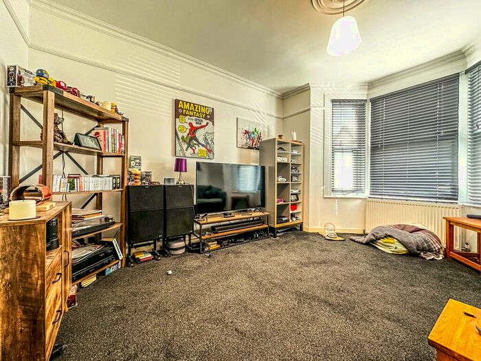 1 Bedroom Flat To Rent In Bournemouth Park Road, Southend On Sea, SS2