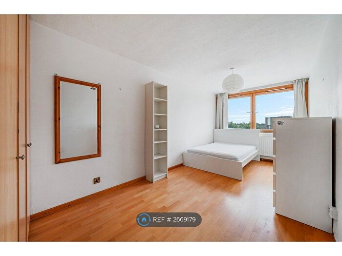 3 Bedroom Flat To Rent In Lincoln Court, London, N16