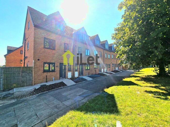 4 Bedroom End Of Terrace House To Rent In Park Walk, Northampton, NN5