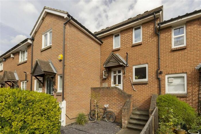 2 Bedroom Property To Rent In Lavender Road, London, SE16