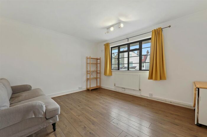 2 Bedroom Flat To Rent In Leigham Court Road, London, SW16
