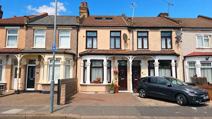 5 Bedroom Terraced House For Sale In Meads Lane, Seven Kings, IG3