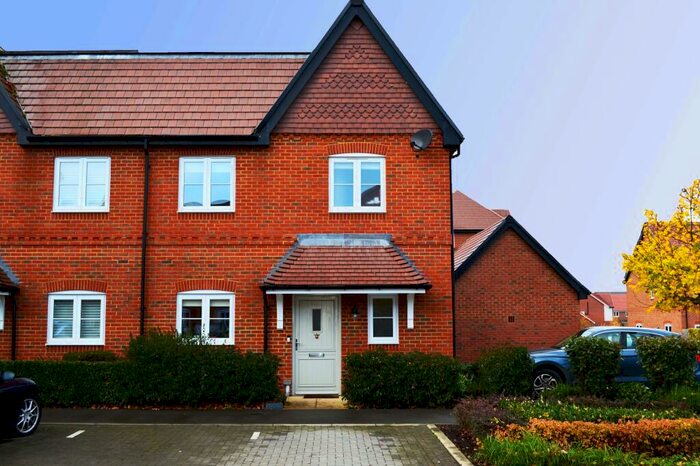 3 Bedroom Semi-Detached House To Rent In Hazylwood, Wokingham, RG40