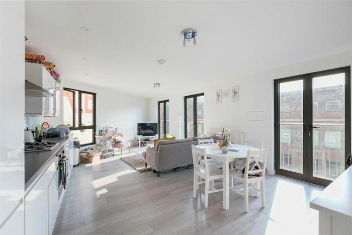 3 Bedroom Flat To Rent In Nipper Alley, Kingston Upon Thames, KT1