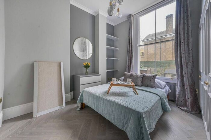 2 Bedroom Flat To Rent In Cromwell Crescent, Kensington, London, SW5