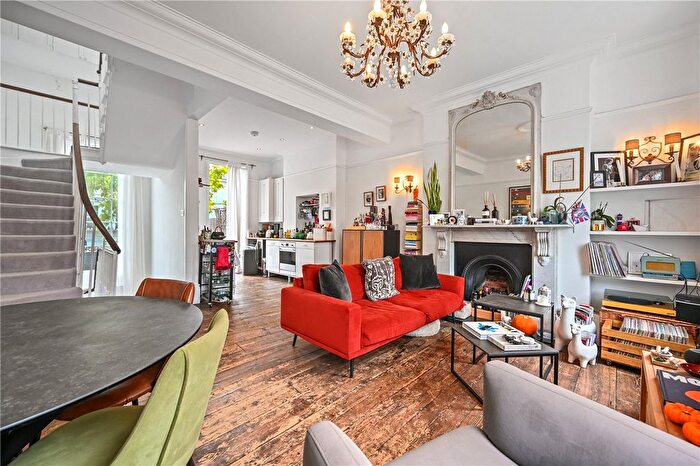 2 Bedroom Flat To Rent In Westbourne Grove, London, W11