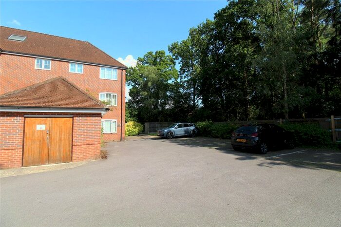 2 Bedroom Flat For Sale In Elvetham Rise, Chineham, Basingstoke, Hampshire, RG24