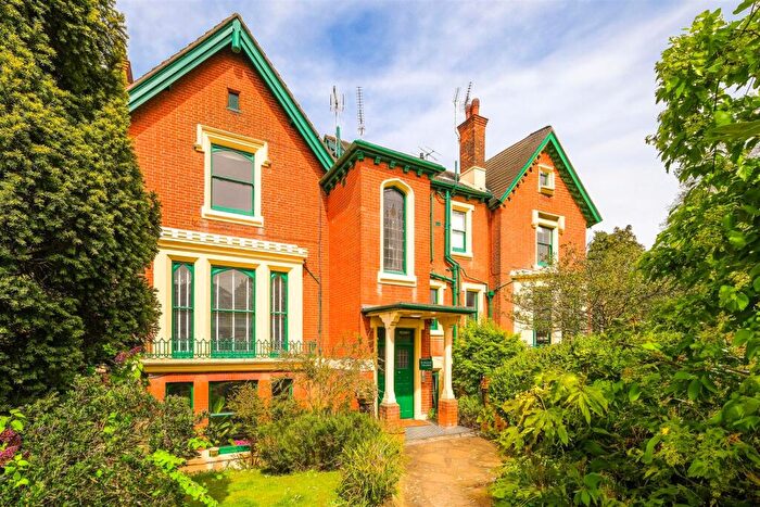 2 Bedroom Flat For Sale In Kingsley Grange, The Rise, Snaresbrook, E11