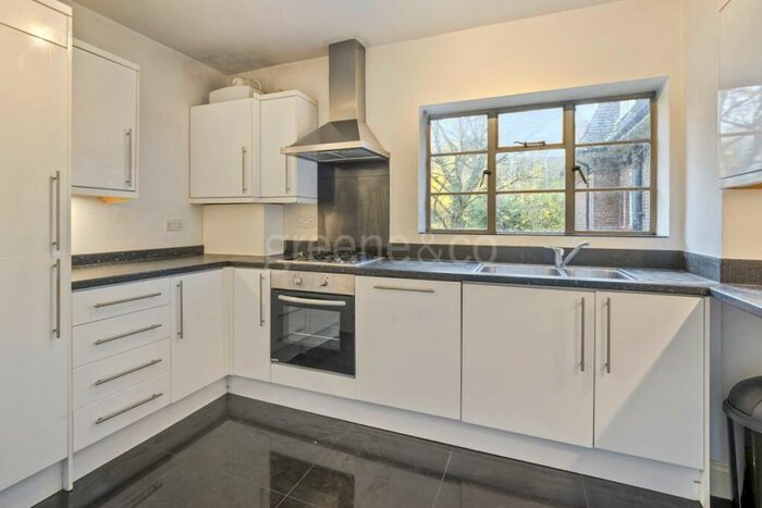 3 Bedroom Flat To Rent In Brookland Rise London, NW11