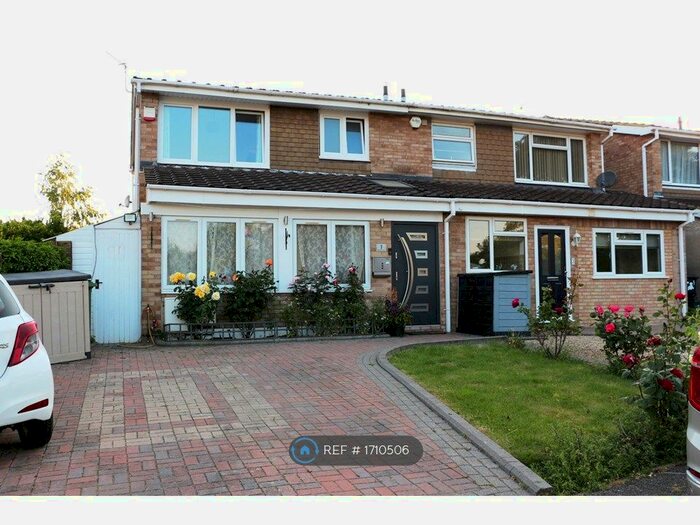 4 Bedroom Semi-Detached House To Rent In Bramley Close, Maidenhead, SL6