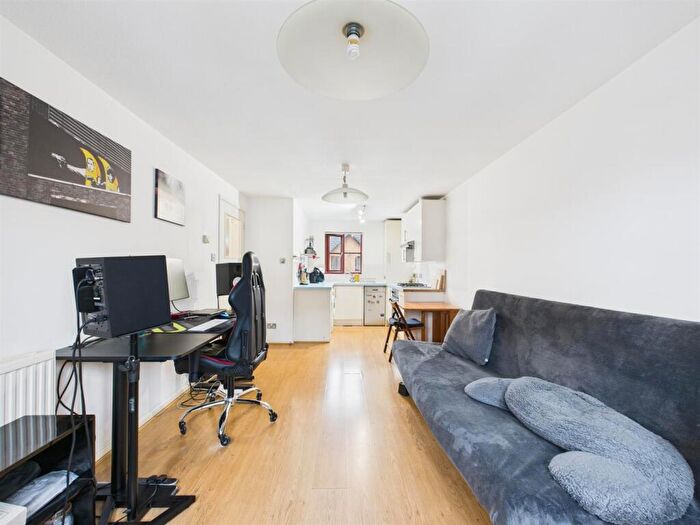 1 Bedroom Apartment For Sale In Bonner Street, Bethnal Green, E2