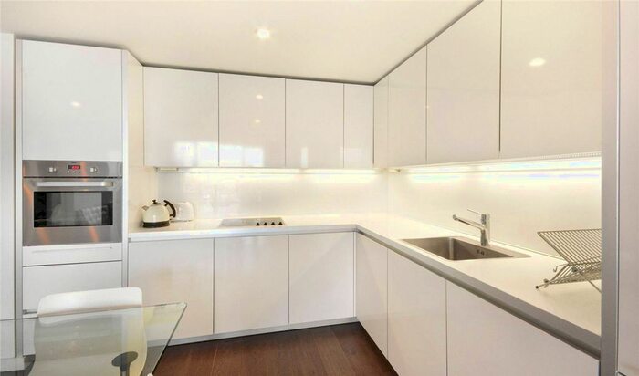 3 Bedroom Flat To Rent In Walworth Road, Elephant And Castle, London, SE1