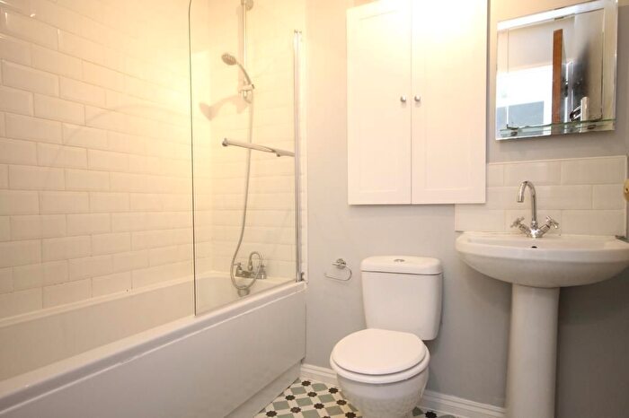 1 Bedroom Flat For Sale In Bracken Close, Great Bookham, KT23
