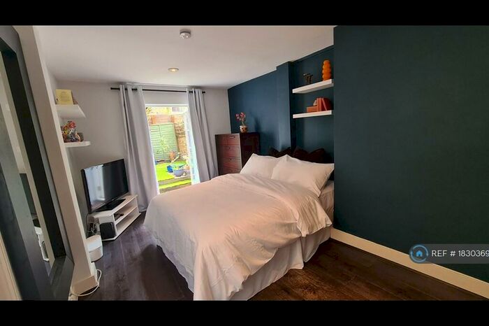 2 Bedroom Flat To Rent In Kelmscott Road, London, SW11